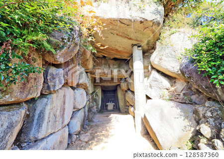 The stone chamber of the Ayatsuka Tomb, a nationally designated historic site in Miyako Town, Fukuoka Prefecture The stone chamber of the Ayatsuka Tomb, a nationally designated historic site in Miyako Town, Fukuoka Prefecture 128587360