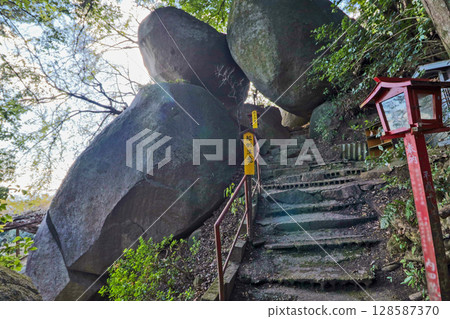 福岡縣宮古町觀音寺參道上的一塊巨石，位於觀音山半山腰。 128587370