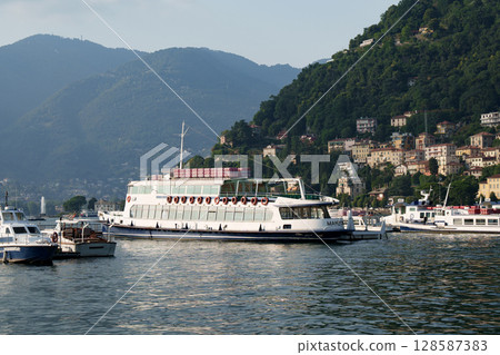 Ferry on Lake Como, Italy. 128587383