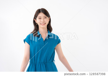 一個女人帶著微笑 128587398