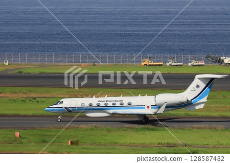一架日本海上保安廳飛機在羽田機場滑行 一架日本海上保安廳飛機在羽田機場滑行 128587482