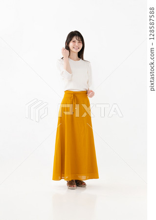 一個擺出腸道的女人 128587588