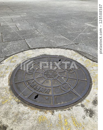 Manhole lid 128588587