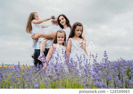 The close-knit family spends an unforgettable day in the lavender field 128589065