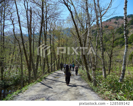 Tourists hiking along the hiking trails of Kamikochi, a popular tourist spot in summer 128589142