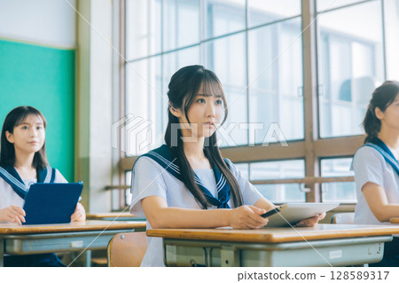 高中生在課堂上使用平板電腦 128589317