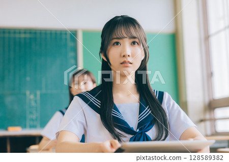 高中生在課堂上使用平板電腦 128589382