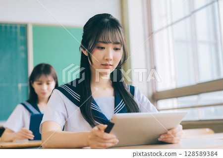 高中生在課堂上使用平板電腦 128589384