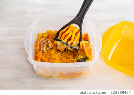 Mash the pumpkin after heating it in a heat-resistant container 128589464