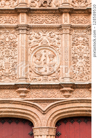 Intricate stone carvings adorn the facade of Universidad de Salamanca in Spain 128589510
