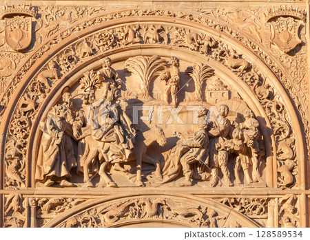 Stone carvings of historical figures in Salamanca, Spain 128589534