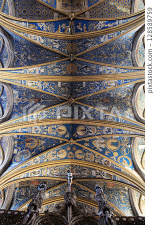 Vibrant blue gothic ceiling of Sainte-Secile cathedral in Albi, France 128589759
