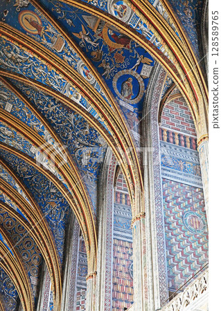Interior details of Sainte-Secile gothic cathedral with intricate arches and vibrant frescoes, Albi, France 128589765