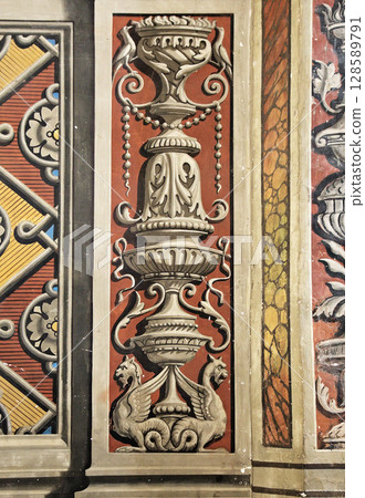 Sainte-Secile cathedral interior featuring frescoes imitating carvings in Albi, France Sainte-Secile cathedral interior featuring frescoes imitating carvings in Albi, France 128589791