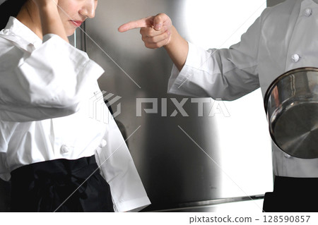女廚師在廚房被男廚師責罵 女廚師在廚房被男廚師責罵 128590857
