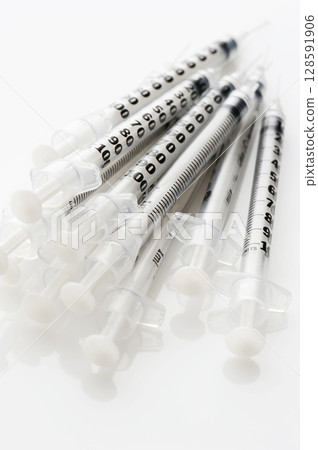 Insulinic syringes on a white background 128591906