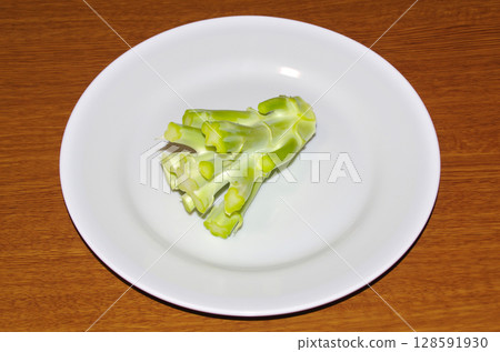 白盤子上的生西蘭花莖（木紋背景） 128591930