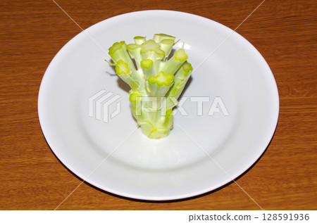 白盤子上的生西蘭花莖（木紋背景） 128591936