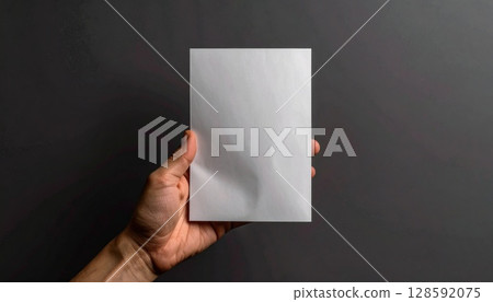 手拿一本空白的書 5 128592075