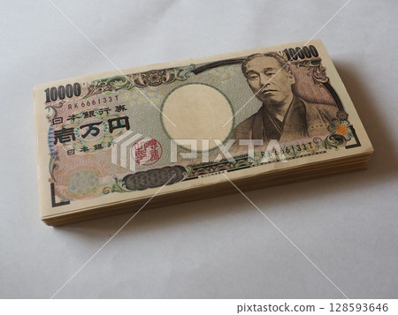 成堆的舊鈔票 成堆的舊鈔票 128593646