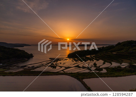 長崎縣:黃昏時的土屋梯田-原始的日本風景 長崎縣:黃昏時的土屋梯田-原始的日本風景 128594287