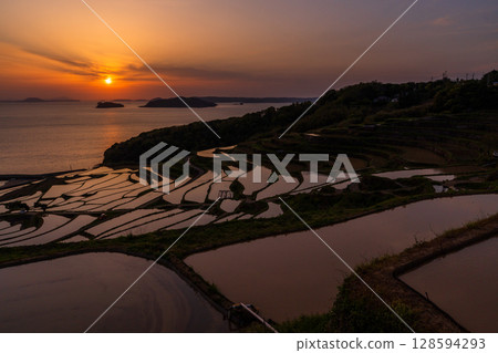 長崎縣：黃昏時的土屋梯田－原始的日本風景 128594293