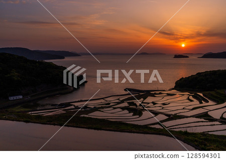 長崎縣：黃昏時的土屋梯田－原始的日本風景 128594301