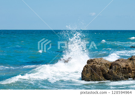 Reef and wave splash 128594964