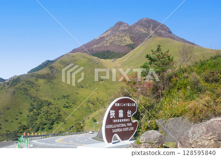 秋天藍天從紗霧台看到的由布山 128595840