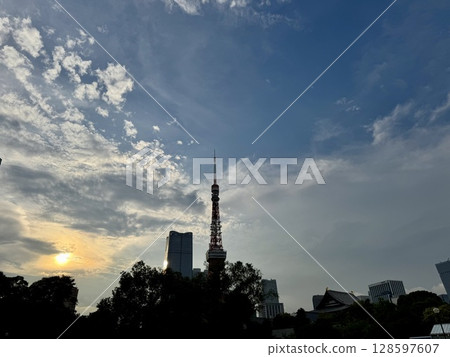 黃昏的天空和東京鐵塔 128597607