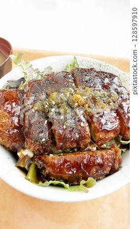 日本料理醬汁豬排蓋飯 日本料理醬汁豬排蓋飯 128597910