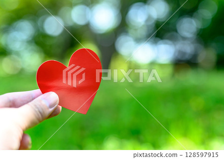戶外自然中雙手捧著一顆心愛邂逅背景素材背景日色 戶外自然中雙手捧著一顆心愛邂逅背景素材背景日色 128597915