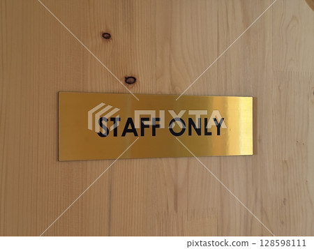 the sign on the door is for staff only in English. High quality photo the sign on the door is for staff only in English. High quality photo 128598111