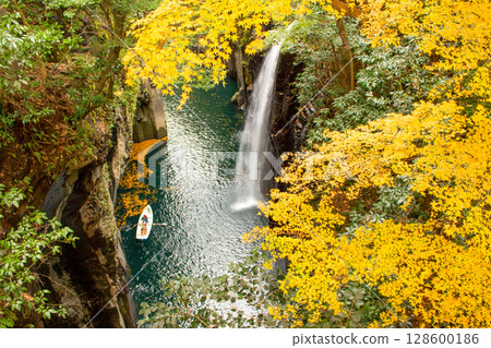 Takachiho Gorge Manai Falls and Autumn Leaves Takachiho Gorge Manai Falls and Autumn Leaves 128600186