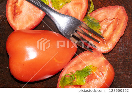 Tomato cutted in halves , on the cutting board 128600362