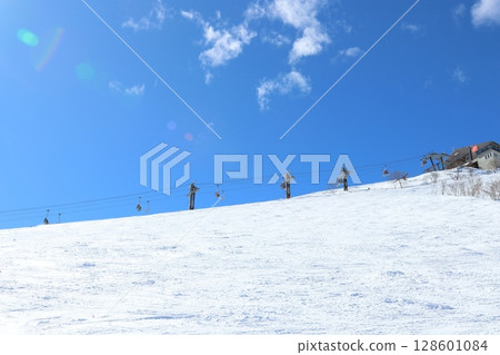 白馬八方尾根滑雪場 Usagidaira 的雪上大雪人和滑雪者 白馬八方尾根滑雪場 Usagidaira 的雪上大雪人和滑雪者 128601084