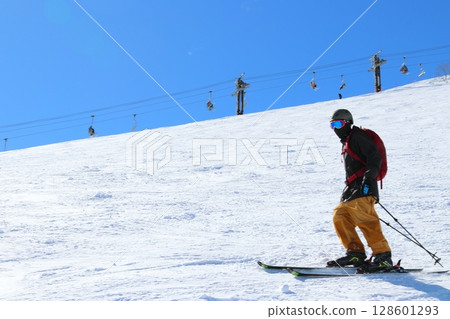 白馬八方尾根滑雪場 Usagidaira 的雪上大雪人和滑雪者 白馬八方尾根滑雪場 Usagidaira 的雪上大雪人和滑雪者 128601293