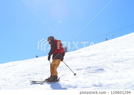 白馬八方尾根滑雪場 Usagidaira 的雪上大雪人和滑雪者 白馬八方尾根滑雪場 Usagidaira 的雪上大雪人和滑雪者 128601294