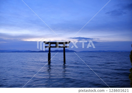 滋賀縣琵琶湖上的鳥居，白須神社的日出 128601621
