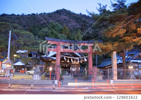 滋賀縣琵琶湖上的鳥居,白須神社的日出 滋賀縣琵琶湖上的鳥居,白須神社的日出 128601622