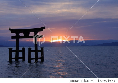滋賀縣琵琶湖上的鳥居,白須神社的日出 滋賀縣琵琶湖上的鳥居,白須神社的日出 128601675