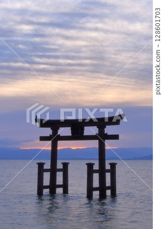 滋賀縣琵琶湖上的鳥居,白須神社的日出 滋賀縣琵琶湖上的鳥居,白須神社的日出 128601703