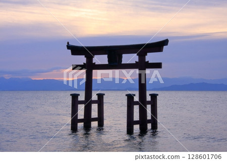 滋賀縣琵琶湖上的鳥居,白須神社的日出 滋賀縣琵琶湖上的鳥居,白須神社的日出 128601706