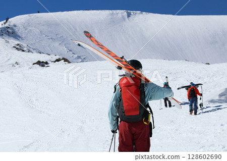 越野滑雪者攀登日本北阿爾卑斯山白馬八方尾根的雪山 128602690