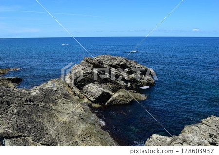 莊內海岸的岩石景觀 128603937
