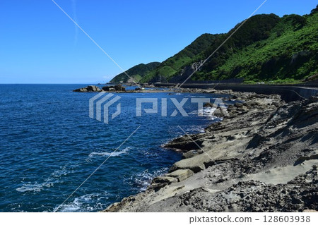 莊內海岸的岩石景觀 128603938