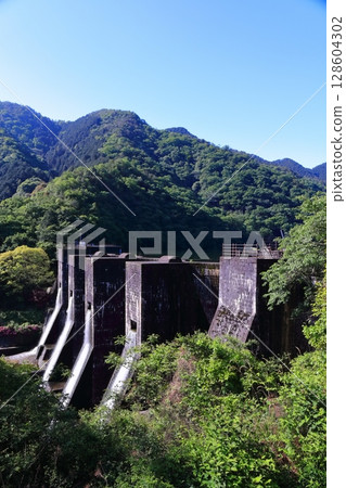 [香川縣] 全國第一座石砌連拱壩－Totoshi Pond Dam（Totoshi Pond Dam）春天杜鵑花盛開 128604302