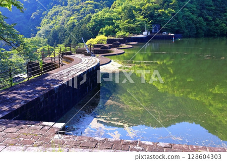 [香川縣] 全國第一座石砌連拱壩－Totoshi Pond Dam（Totoshi Pond Dam）春天杜鵑花盛開 128604303