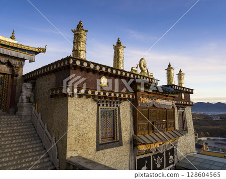 黃昏的松贊林寺，香格里拉，中國 128604565
