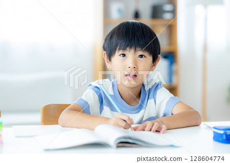 Elementary school student to study Elementary school student to study 128604774